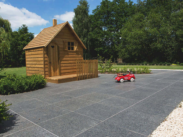 THE NEW STONE ON THE BLOCK: OUR ASH BLACK GRANITE PAVING